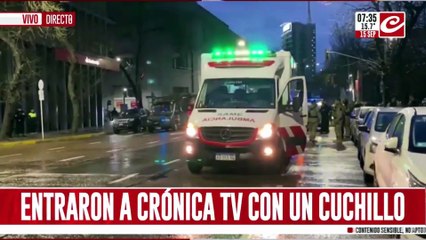 Video: un hombre entró a Crónica con un cuchillo y quiso matar a los conductores