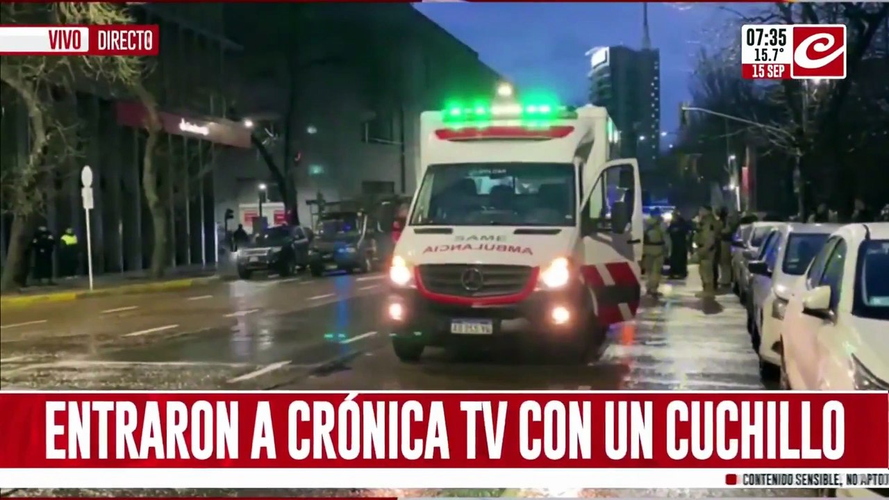 Video: un hombre entró a Crónica con un cuchillo y quiso matar a los conductores