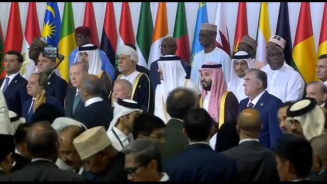 Doha, la foto di famiglia dei leader dei paesi arabi e musulmani