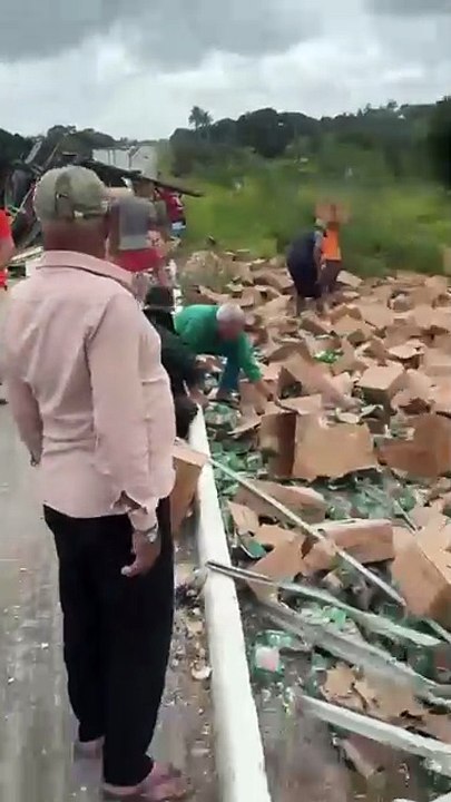 Carreta tomba na BR-101 em Junqueiro e carga de café é saqueada