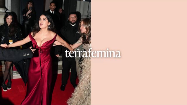 Impressionnante et courageuse : iconique en robe décolletée hyper glamour, le sex symbol Salma Hayek s'engage contre les violences faites aux femmes