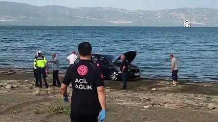 Bursa\'da yolda kayan otomobil İznik Gölü\'ne düştü