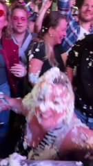 Lors du festival en Allemagne, Steve Aoki a jeté un gâteau dans la foule.