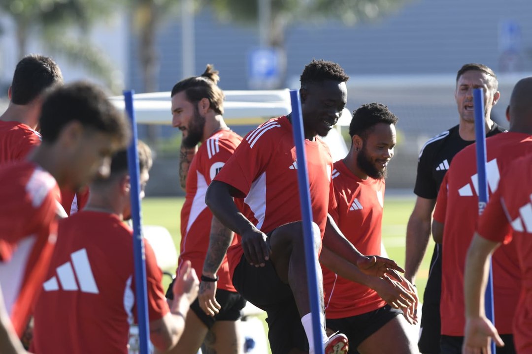 Akor Adams y Ejuke regresan a las órdenes de Almeyda