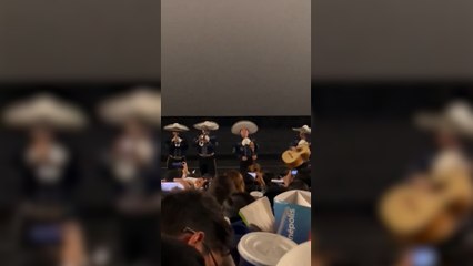 Mariachis se equivocan de sala y tocan la canción de ‘Toy Story’ en la función de ‘Demon Slayer’