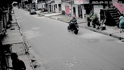 Motociclista armado rende mulher e toma celular dela na parte alta de Maceió