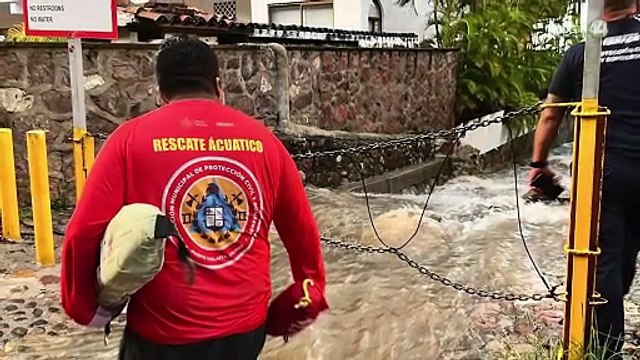 Evacúan a más de 80 personas sorprendidas por creciente en Playa Esmeralda
