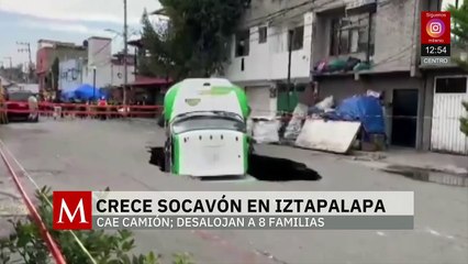 VIDEO capta momento donde un camión de refrescos termina dentro de un socavón en Iztapalapa