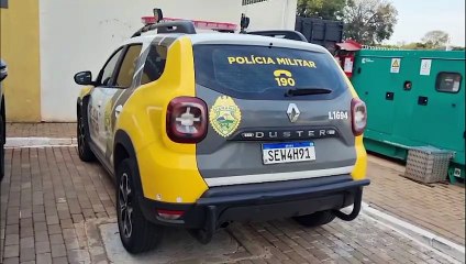 Adolescente fala mal do cabelo da outra e é agredida com pratada na cabeça