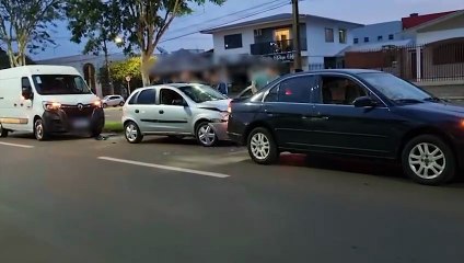 Três veículos colidem na Av. Rocha Pombo em Cascavel