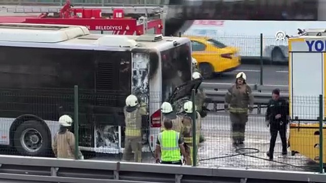 İstanbul'da metrobüste yangın paniği! Yolcular tahliye edildi