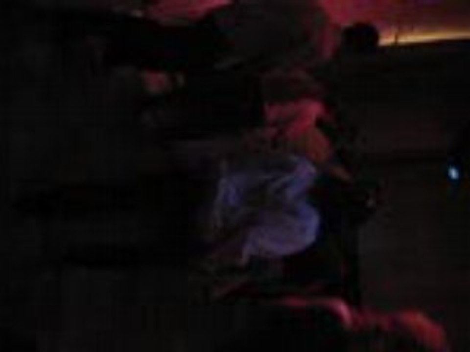 danse d'annimateur en discotheque kinetta