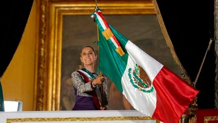 Claudia Sheinbaum ondea la bandera mexicana y se convierte en la primera Presidenta en dar el Grito de Independencia