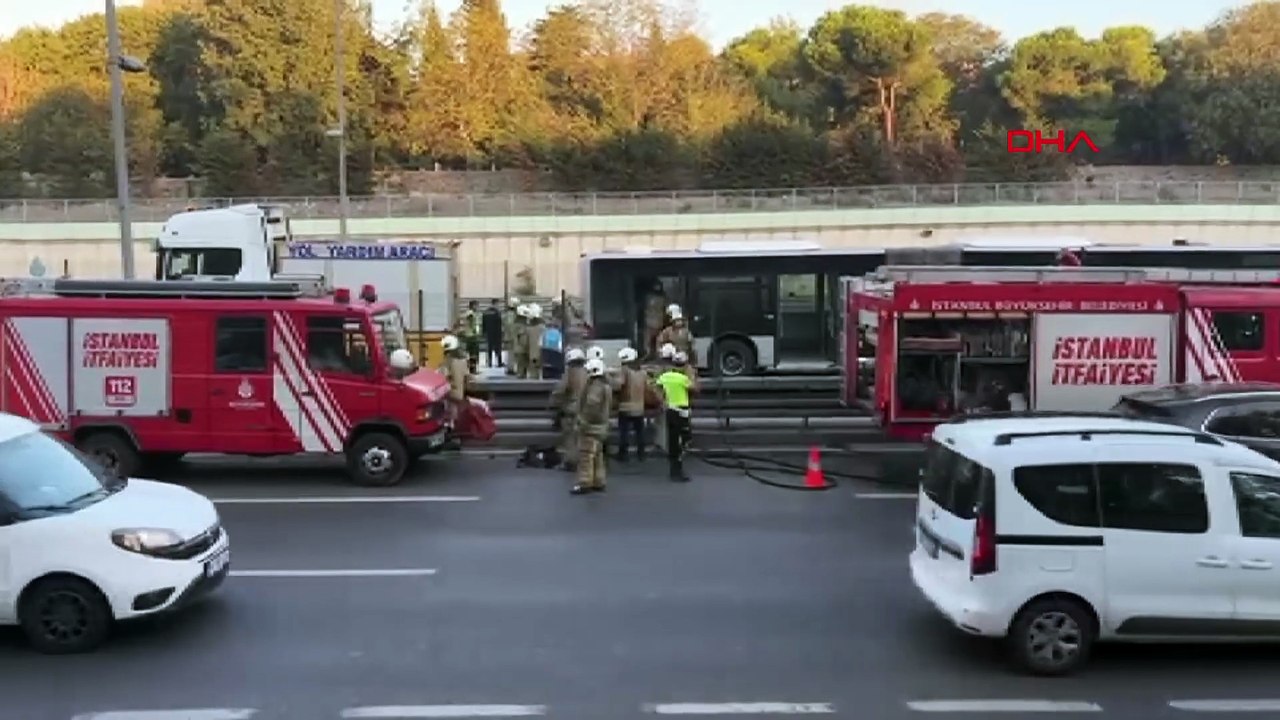 Zeytinburnu’nda korku dolu dakikalar: Metrobüs alev aldı, itfaiye müdahale etti