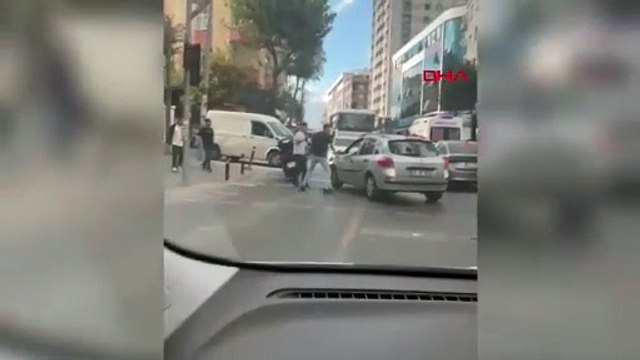 İstanbul- Gaziosmanpaşa'da trafikte yol verme kavgası; sopayla saldıranları biber gazıyla kovaladı