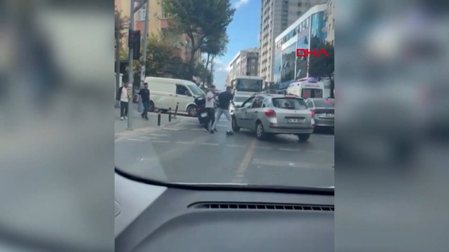 Gaziosmanpaşa'da trafikte yol verme kavgası; sopayla saldıranları biber gazıyla kovaladı