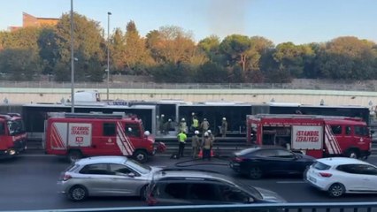 Zeytinburnu'nda yanan metrobüs söndürüldü; trafik yoğunluğu oluştu