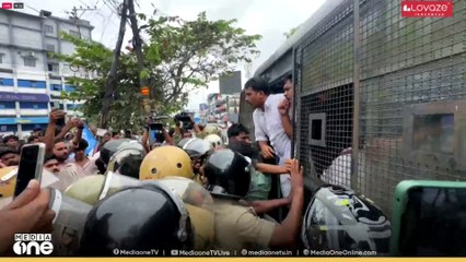 'ഓനെ വിട്...വിട് സാറേ...'; കണ്ണൂരിൽ ഡിഐജി ഓഫിസിലേക്ക് നടത്തിയ കെഎസ്‌യു മാർച്ചിൽ സംഘർഷം