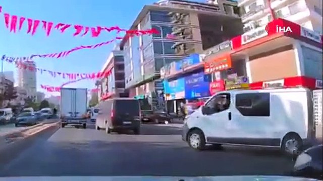 Esenyurt'ta şehir eşkıyaları minibüsün önünü kesip şoförü darp ettiler!