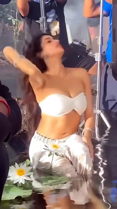 Janhvi Kapoor hot look in shooting a song
