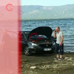 Yakıt dökülen yolda kayan otomobil İznik Gölü’ne uçtu