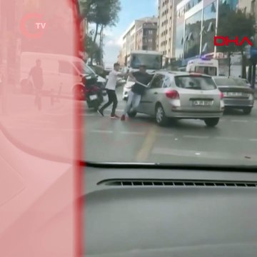 Trafikte yol verme kavgası: Sopayla saldıranları biber gazıyla kovaladı