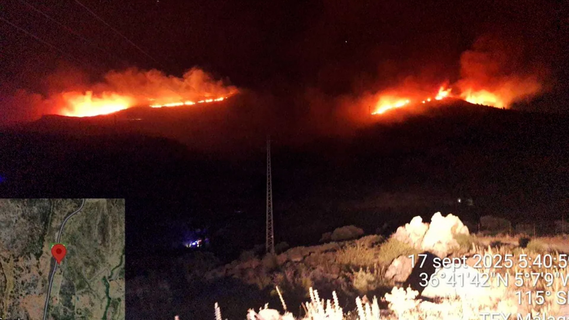 Una docena de medios aéreos luchan contra el incendio forestal de Parauta (Málaga)