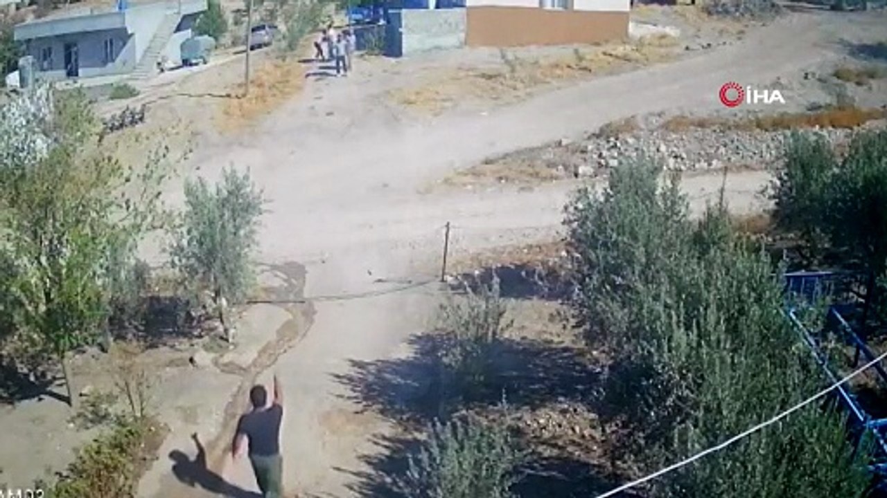 Akraba dehşeti saniye saniye kamerada: Bayıltana kadar dövüp, kafasını taşla ezmeye çalıştılar!