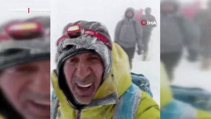 Sis, kar, fırtına onlara engel olmadı: Ağrı Dağı'nda zirveye ulaştılar