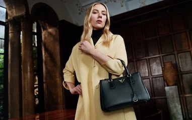 سكارليت جوهانسون تعيد تعريف حقيبة Prada Galleria في حملة سينمائية ساحرة