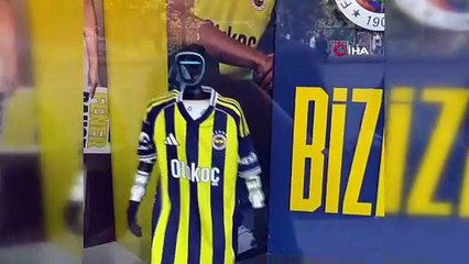Kadıköy sokaklarında Fenerbahçe formalı robot ilgi odağı oldu