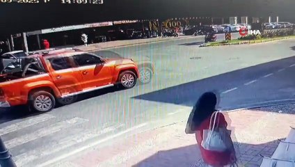 Antalya'da aynı kavşakta 5 dakika arayla iki motosiklet kazası kamerada