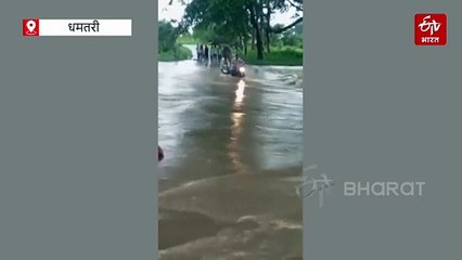 नाला में बाइक समेत बहा युवक, अचानक जल स्तर बढ़ने पर हुआ हादसा