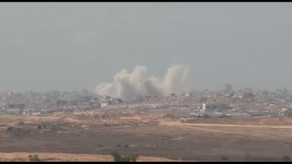 Fumo e esplosioni a Gaza City, l'Idf: ci sono migliaia di terroristi