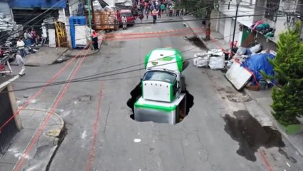 Meksiko City'de dev çukur içecek yüklü kamyonu yuttu