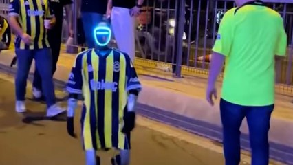 Kadıköy'de Fenerbahçe formasıyla dolaşan robot ilgi odağı oldu!