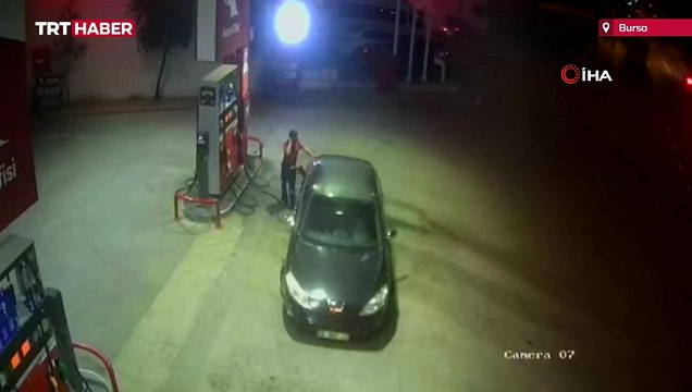 Benzin koyduğu sırada kayan aracı eliyle durdurmaya çalıştı