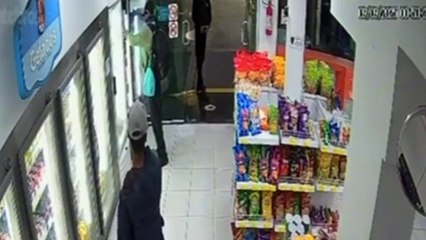Vídeo mostra suspeitos usando cartão de dono de bar encontrado agredido