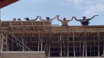 İnşaatın 10. katında halay çektiler; işte o anlar!