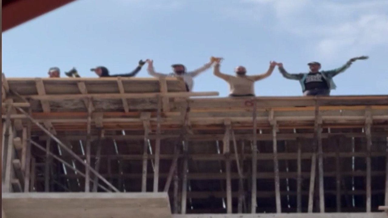 İnşaatın 10. katında halay çektiler; işte o anlar!