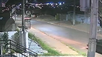 Câmera flagra Uno furtado batendo em poste e dupla abandonando veículo em Cascavel