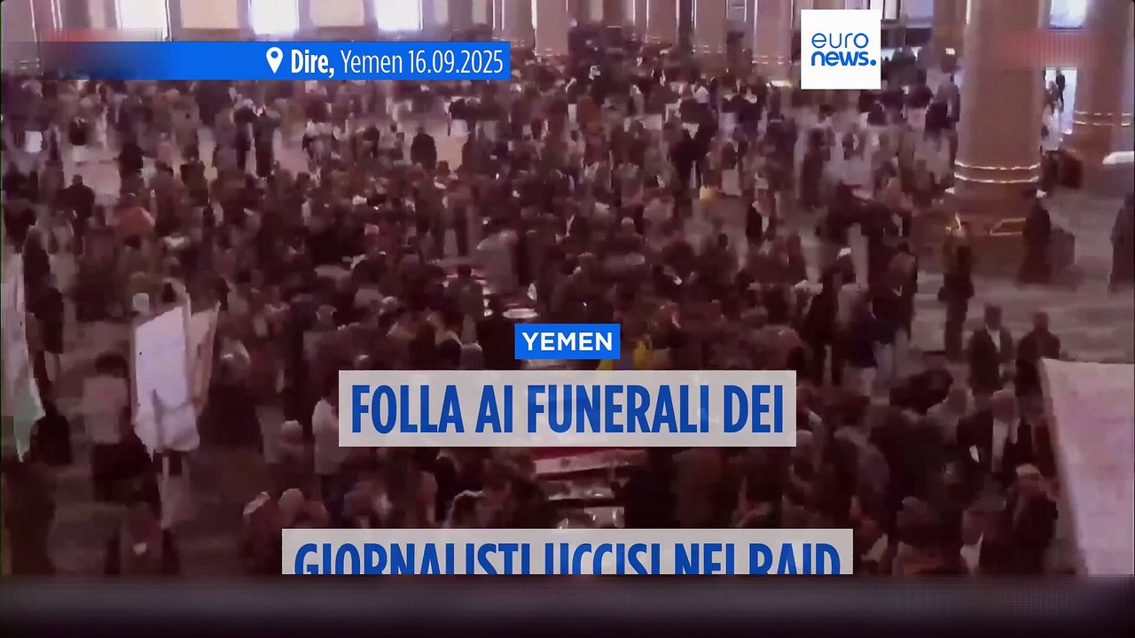 Yemen, centinaia di persone partecipano ai funerali dei giornalisti uccisi negli attacchi israeliani su Sana'a
