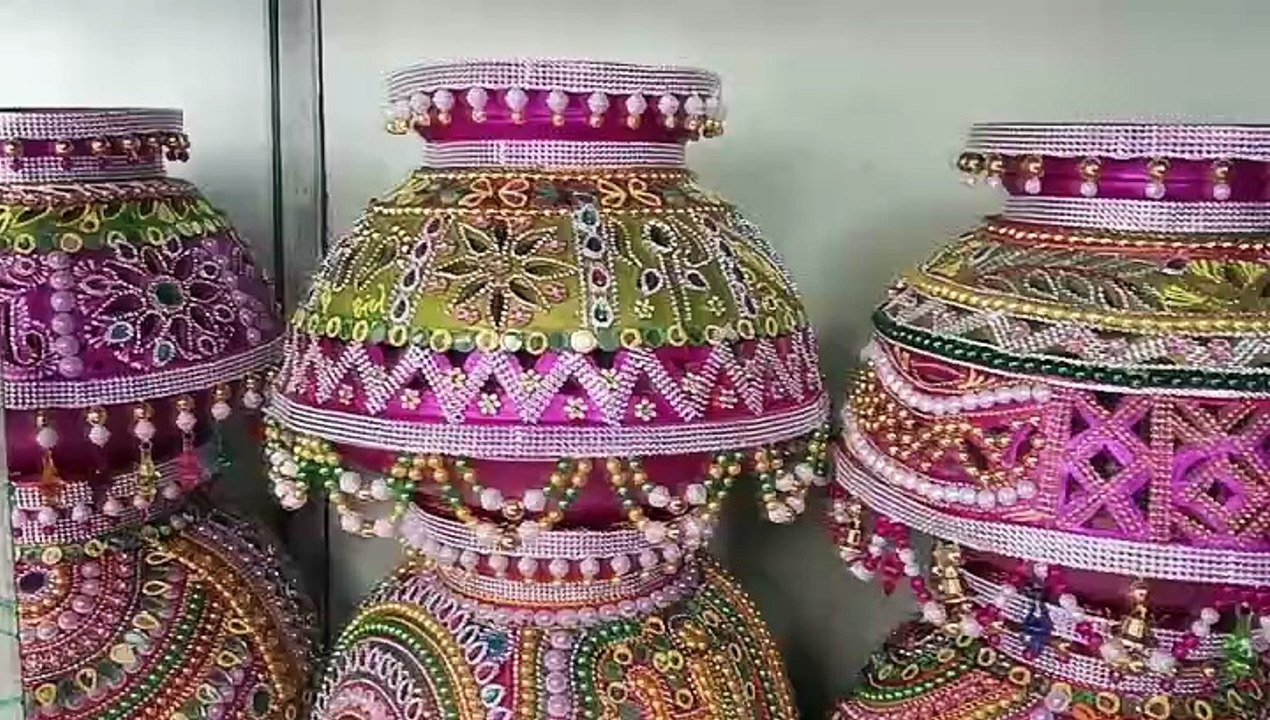 शारदीय नवरात्रीची तयारी; आकर्षक नक्षीकाम केलेल्या मातींच्या घटांना मोठी मागणी, किती आहे किंमत?
