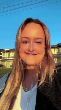 Manezinha com doença rara emociona e viraliza nas redes sociais