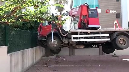 Ağaç budanması için kiralanan vinç yan yattı