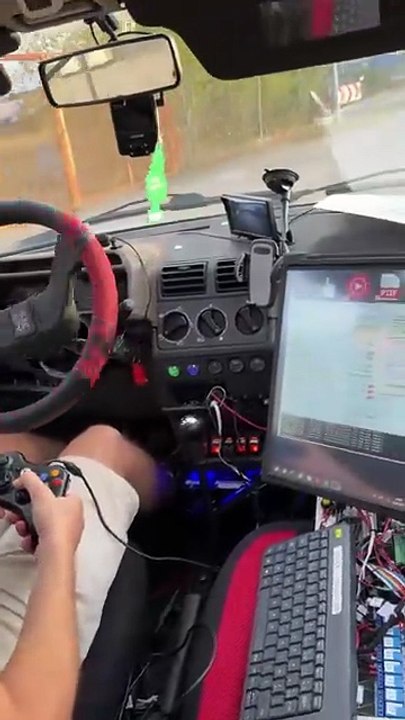 Il conduit sa voiture avec une manette d'xbox 😮