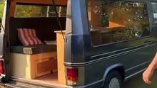 Il achète et aménage en van un corbillard !