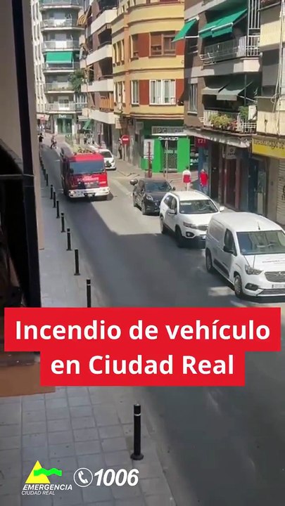 Los bomberos sofocan el incendio de un coche en la calle Libertad