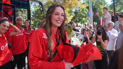 A Milli Kadın Voleybol Takımı, Ankara’da çiçeklerle karşılandı