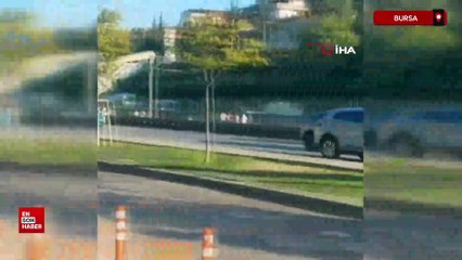 Bursa'da metro durdu, vatandaşlar raylardan yürüdü